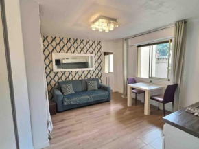 Mozart 10 min walk from Palais des Festivals. parking